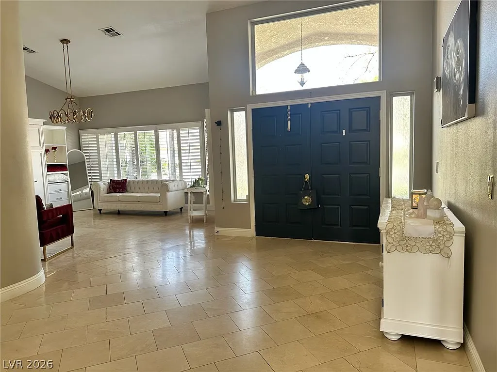 3 bed, 3.5 bath, 6770 sqft, $4,900 — Photo 2