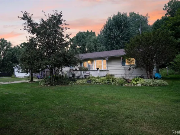 1927 New Rochelle Dr, Lapeer, MI 48446