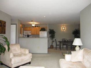 15900 Silver Pkwy APT 107, Fenton, MI 48430