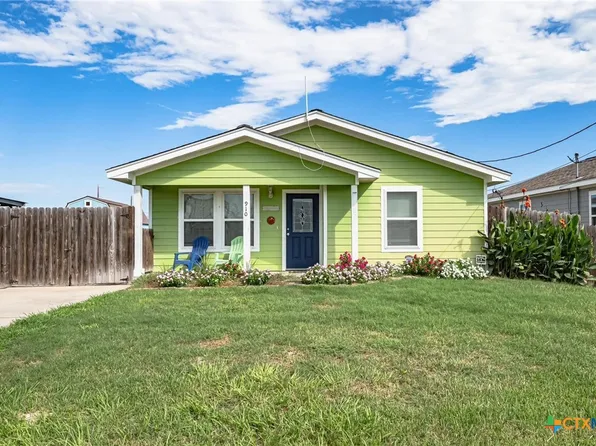 910 S Young St, Rockport, TX 78382