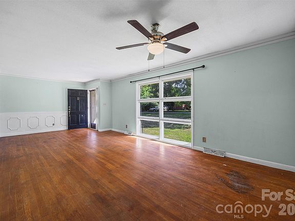 3rd image of 1020 Candlewood Ln