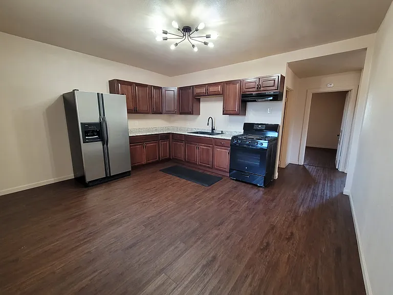 411 E Edison Ave — Photo 4