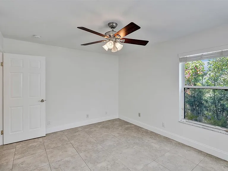 1717 N Riverside Dr #1 — Photo 15