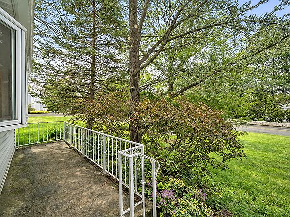 3rd image of 44 Knickerbocker Rd