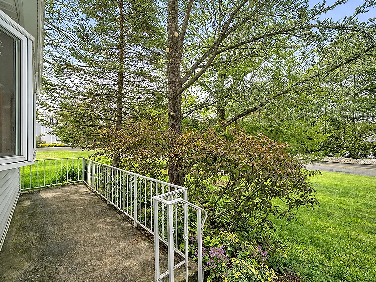 44 Knickerbocker Rd — Photo 3