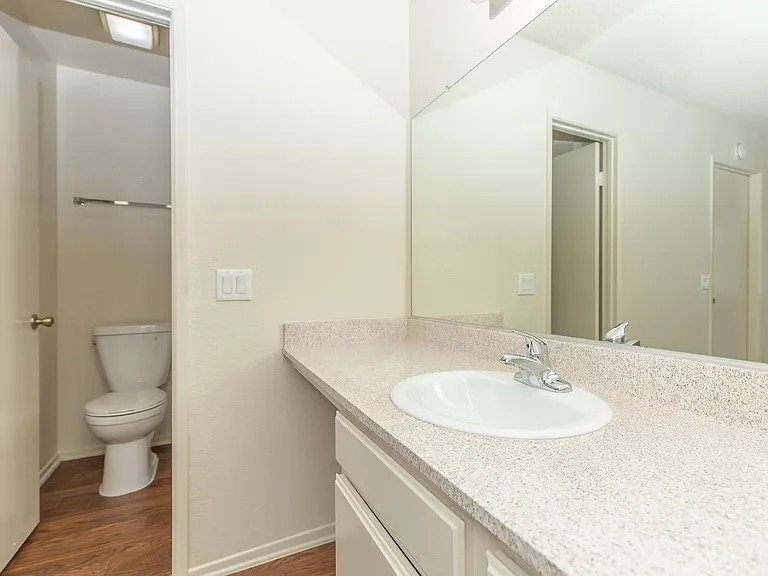Harbor Pointe Apartments — Photo 29