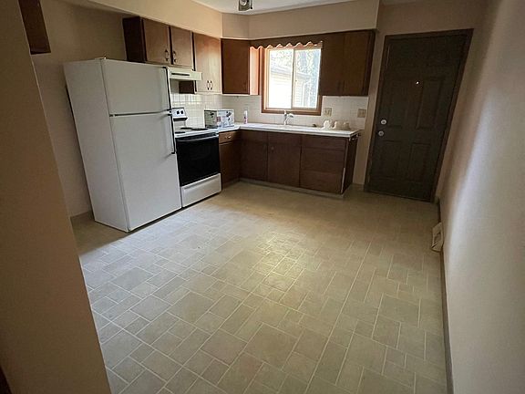3rd image of 3012 S Marion Rd