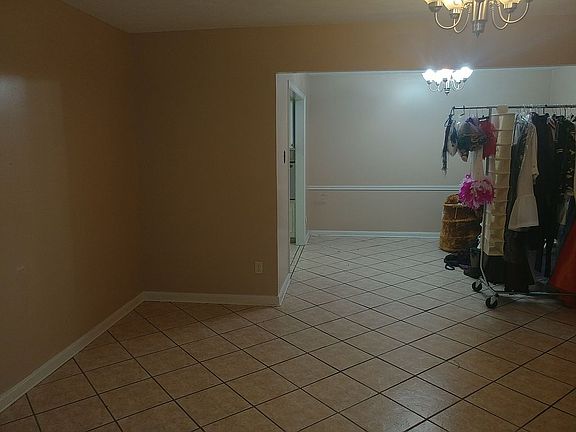 4th image of 1550 N Chateau Cir