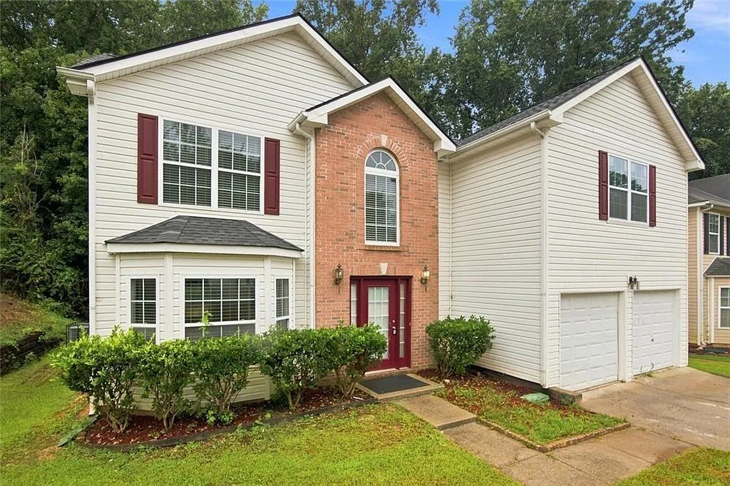 4 bed, 2.5 bath, $2,400 — Photo 1