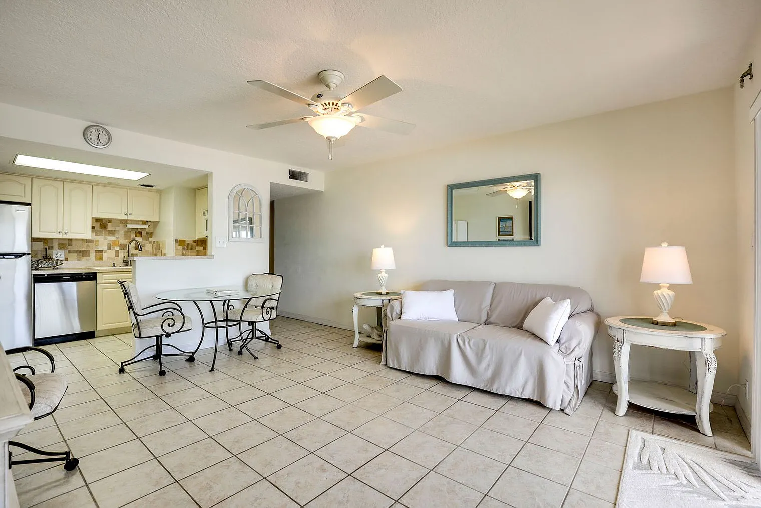 2 bed, 2.0 bath, 914 sqft, $2,483 — Photo 2