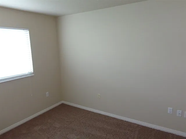 6 bed, 3.0 bath, 2016 sqft, $2,605 — Photo 3