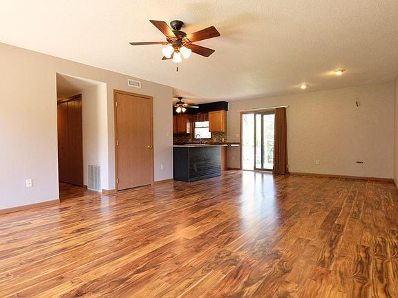 5th image of 396 Emerald Dr
