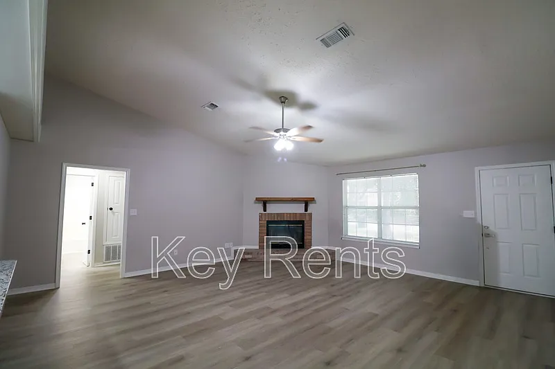 3 bed, 2.0 bath, 1764 sqft, $2,350 — Photo 3