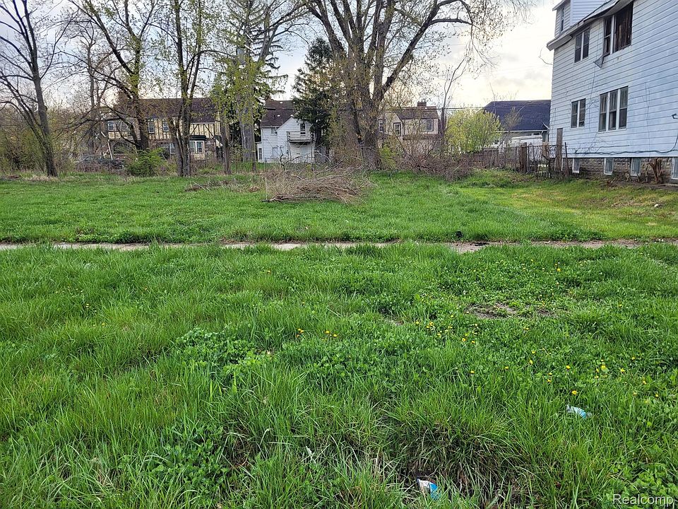 2nd image of 16825 Log Cabin St