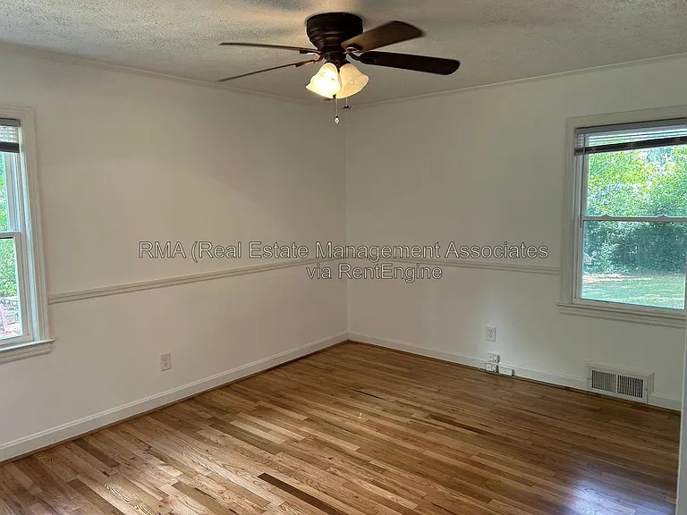 216 Hillandale Dr — Photo 4