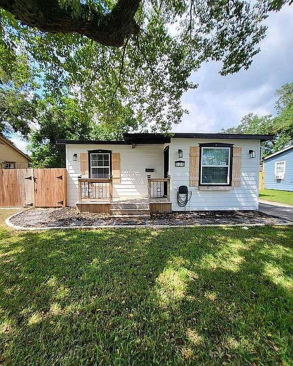 1st image of 121 Huisache St