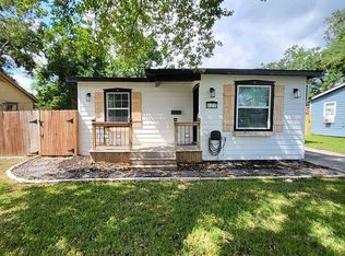 121 Huisache St, Lake Jackson, TX 77566