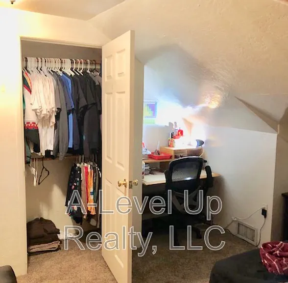 723 E 6th St — Photo 17