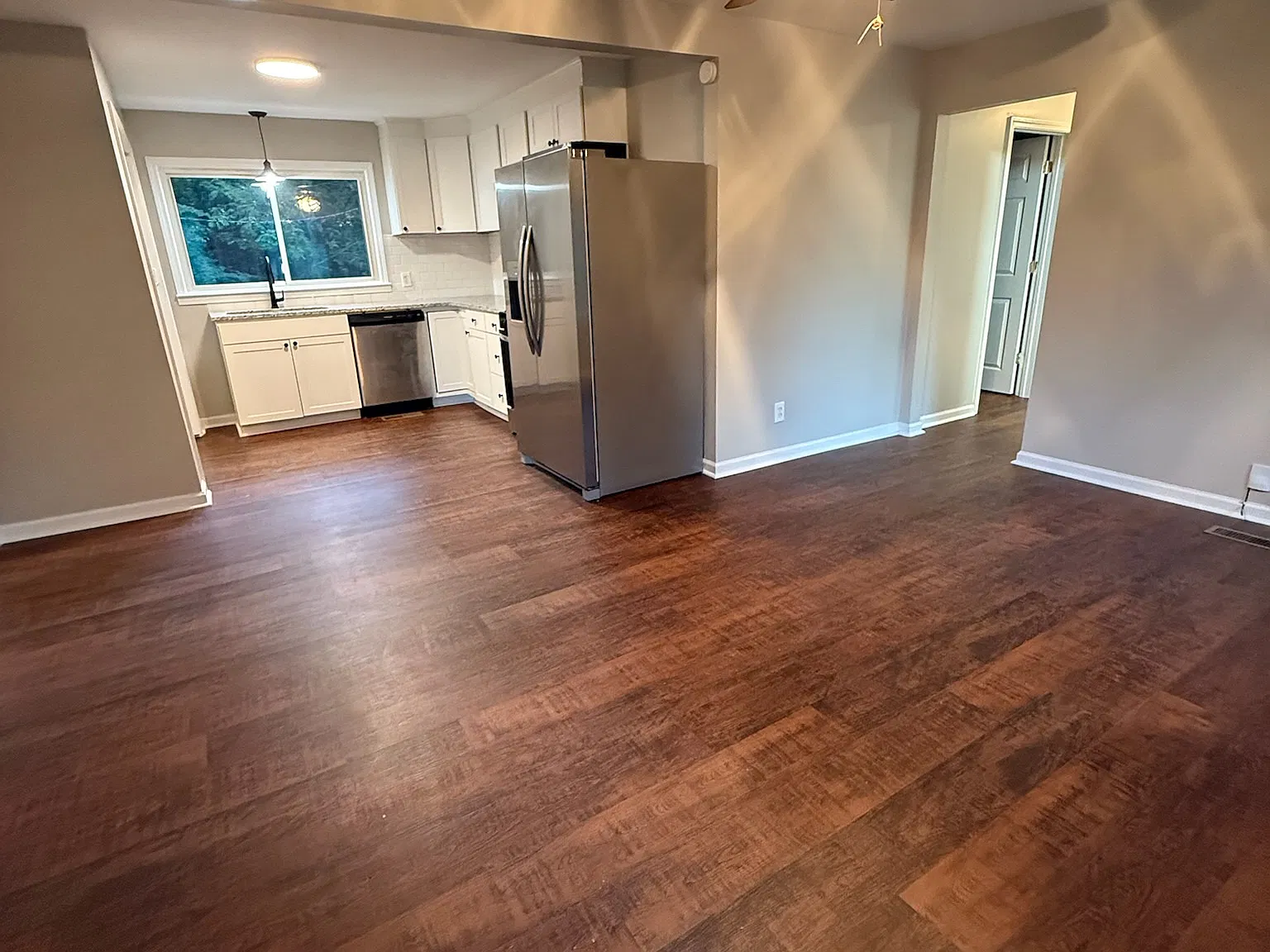 3 bed, 912 sqft, $1,350 — Photo 2