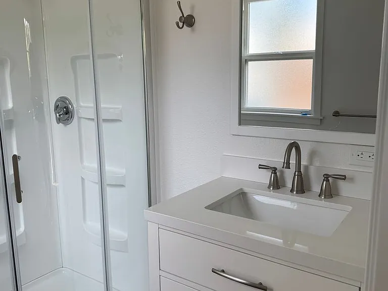 1421 NE Dallas St — Photo 8
