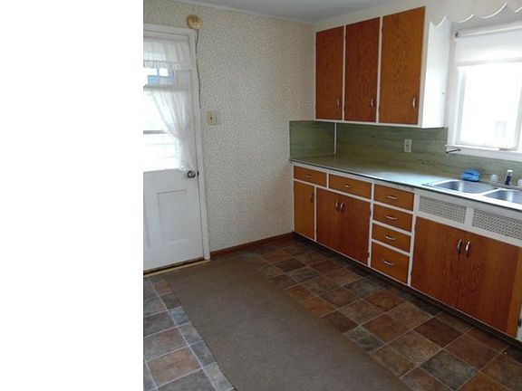 4th image of 254 Rose Ave