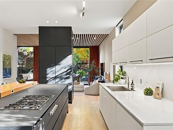 5th image of 32 Ahrens St W