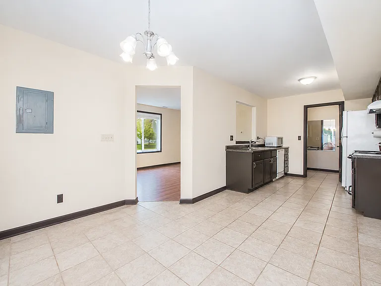 2736 Prairieview Ln S — Photo 11
