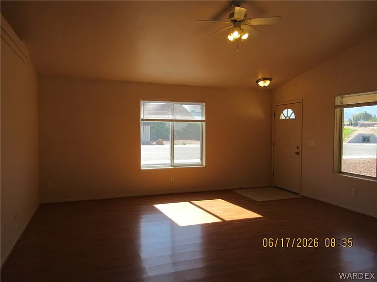 2747 Phoenix Ave — Photo 2