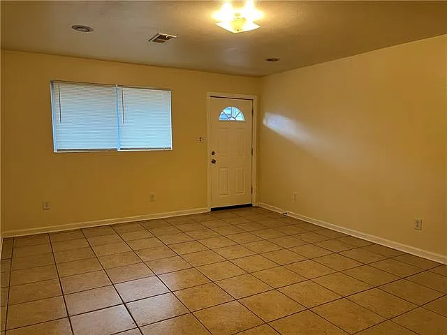3 bed, 1.5 bath, 1193 sqft, $1,550 — Photo 3