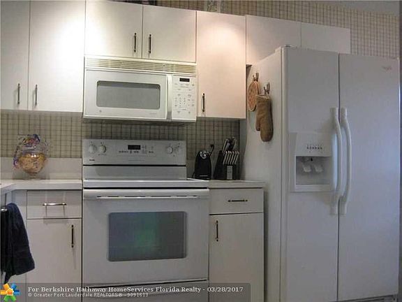 3rd image of 7622 Pinewalk Dr S #146