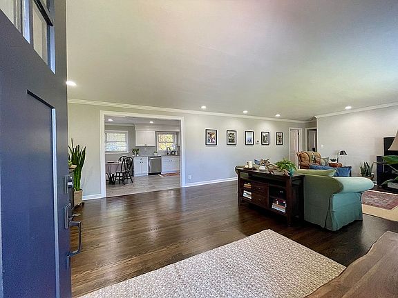 4th image of 1407 Skyline Dr