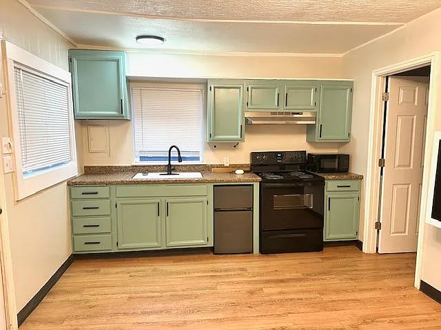 910 E Market St — Photo 5
