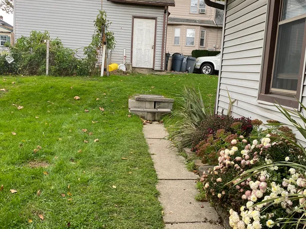 215 N Main St, Nazareth, PA 18064