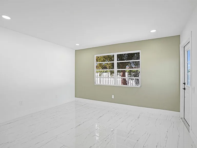 1437 SW 1st Ave — Photo 8