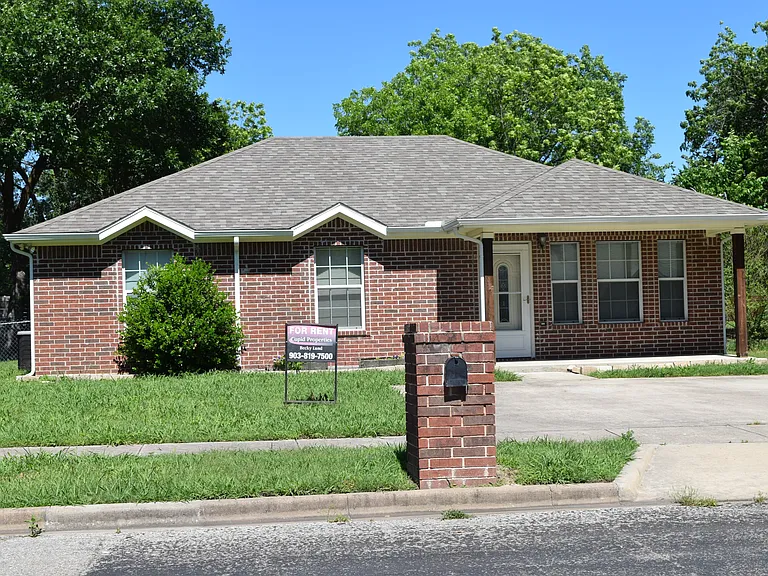 1143 N Lockhart St — Photo 1