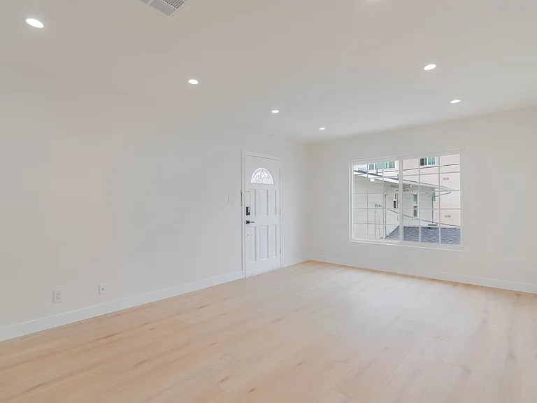 323 N Louise St #F — Photo 5