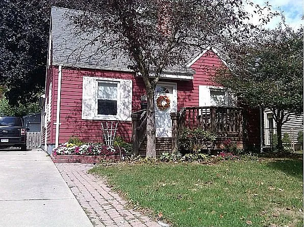 1555 Chapin Ave photo 1