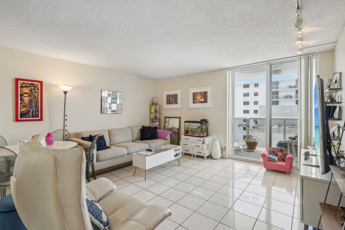 Collins Ave 1612-008.jpg