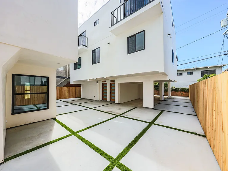Never Before Lived in Luxury Townhomes 2 Blocks from WeHo! — Photo 13