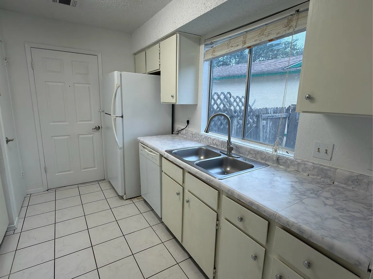 3 bed, 2.0 bath, 1391 sqft, $2,300 — Photo 2