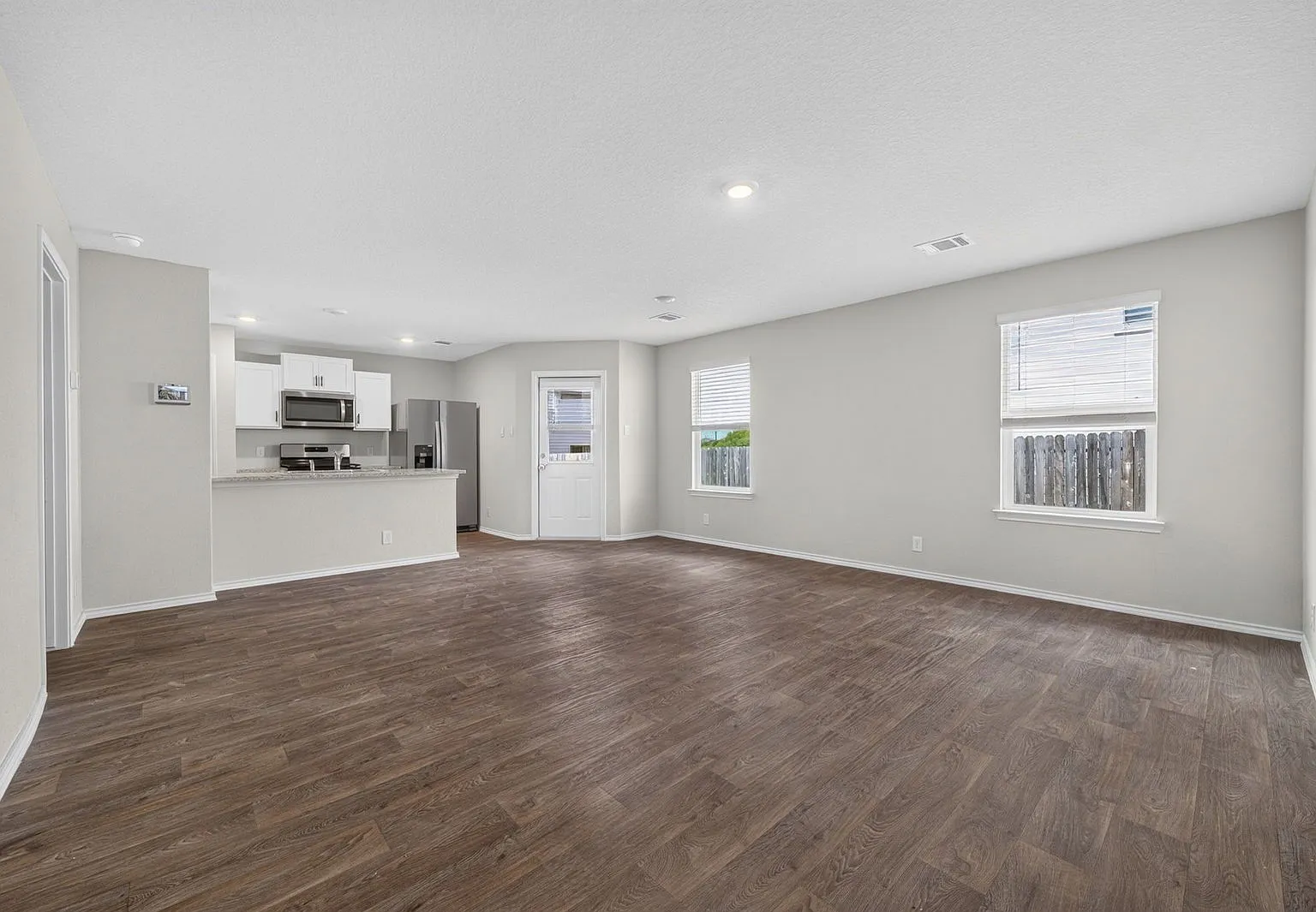 3 bed, 2.0 bath, 1180 sqft, $1,650 — Photo 2