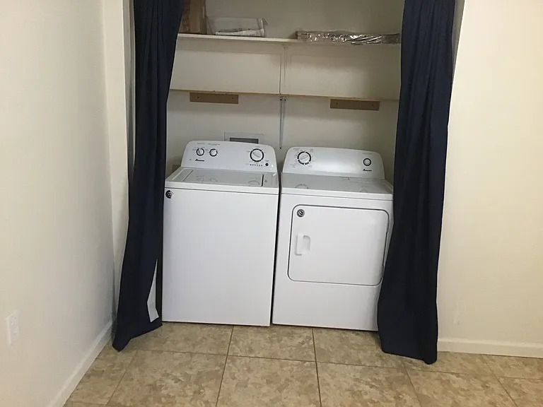 542 E Flores St — Photo 15