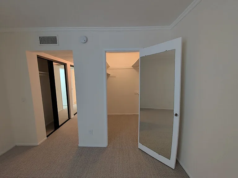 415 Montana Ave — Photo 16