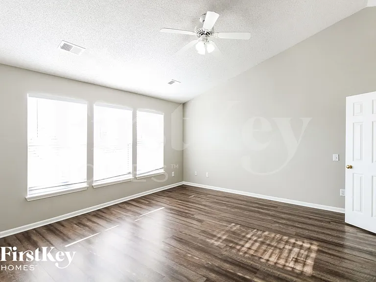909 NE 93rd Ct — Photo 9