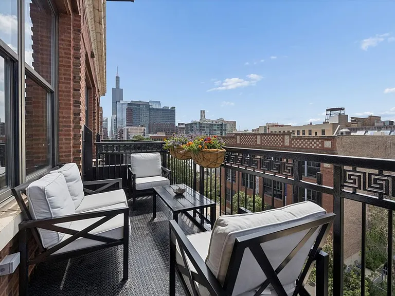 1040 W Adams St #402 — Photo 14