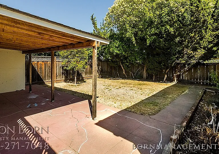 1351 Chestnut St — Photo 32