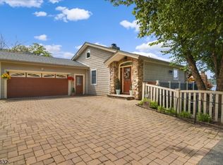 5 Lee Dr, Mount Arlington, NJ 07856