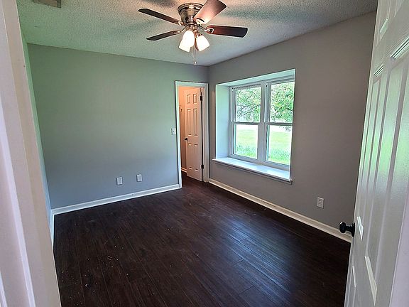 4th image of 121 Foxwood Cir
