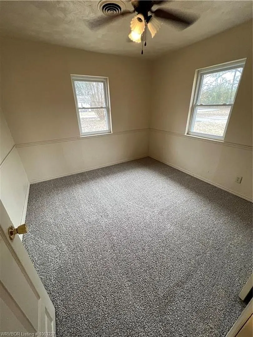 3 Bed 1 Bath House with 1 Car Garage, Gas Heat & Hot Water. — Photo 2