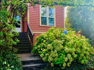 1832 SE Taggart St #A, Portland, OR 97202